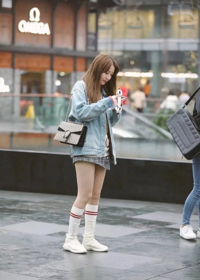 街拍:高挑气质小姐姐,尽显纤细腰肢和修长美腿