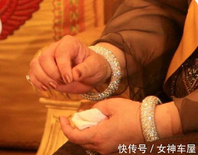 拉玛五世@诗丽吉戴两顶头饰都很壕气了,不曾想她手上还有四个镯子,好震撼!