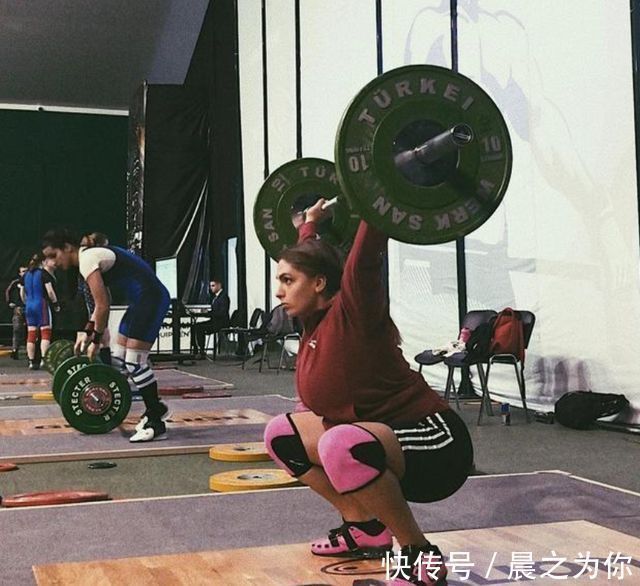 俄罗斯|俄罗斯举重美女,练就出一身“肌肉”,凹凸身材,曲线感十足