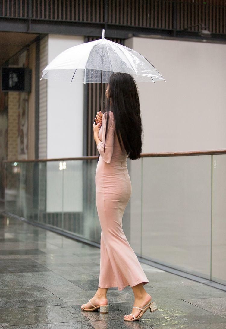 街拍苏杭一场江南烟雨,一段唯美邂逅,风里雨里她在等你