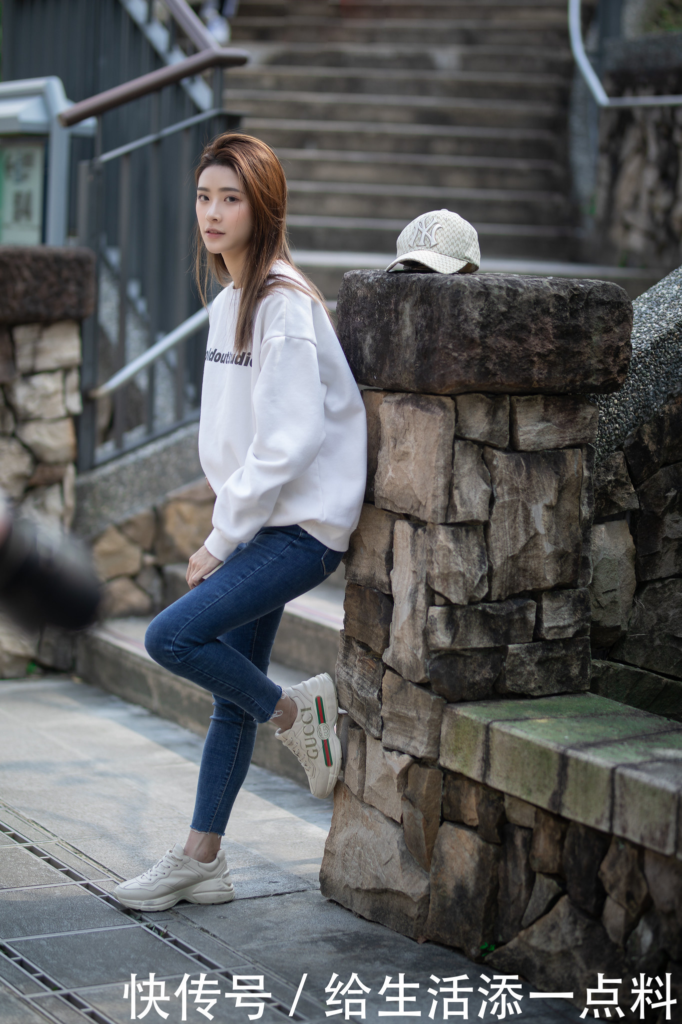 街拍:美女牛仔裤+卫衣时尚又减龄,好气质自带高级感