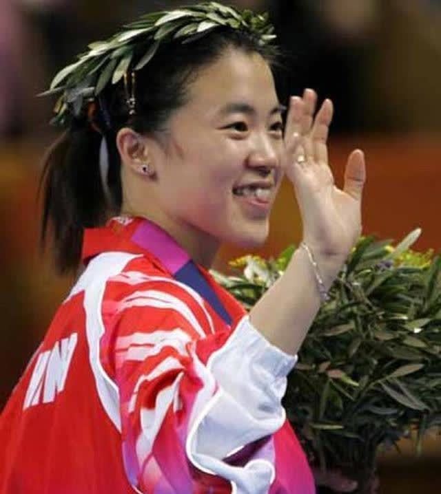 女儿|王楠5岁女儿跑20圈,盯国乒合照目不转睛,或是未来之星?