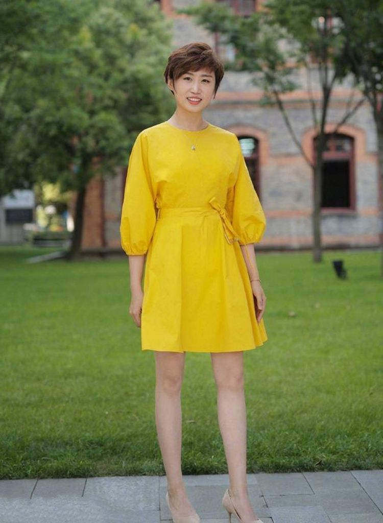 街拍|街拍美女：小姐姐紧身牛仔裤搭配黑色吊带上衣，真的太漂亮了