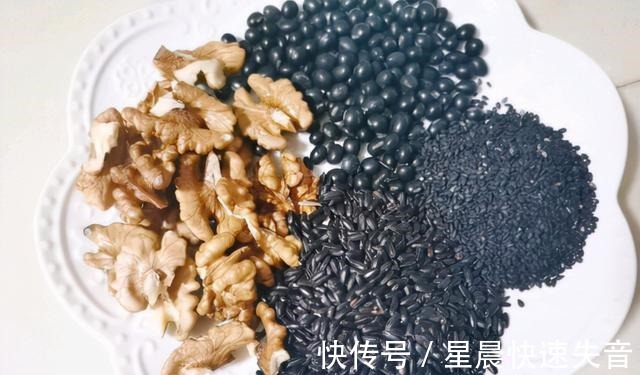 核桃|黑豆配黑米，滋补又养护，加了核桃更完美！