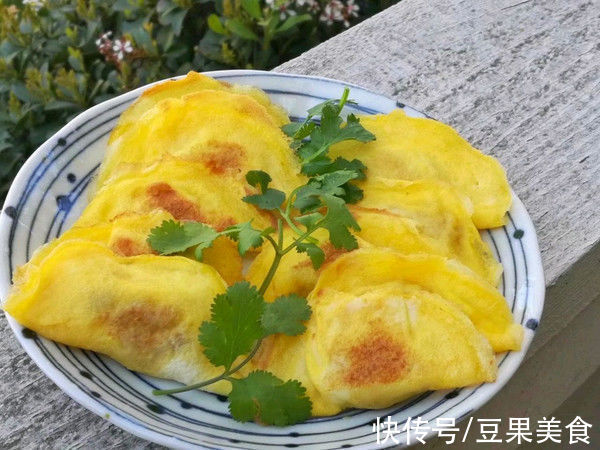 #我心中的冬日限定#平底锅做高颜值的火锅蛋饺