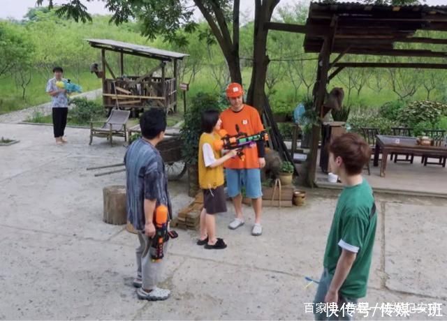 向往生活|《向往生活》名场面，极限男人帮聚头，张艺兴被水枪打得睁不开眼