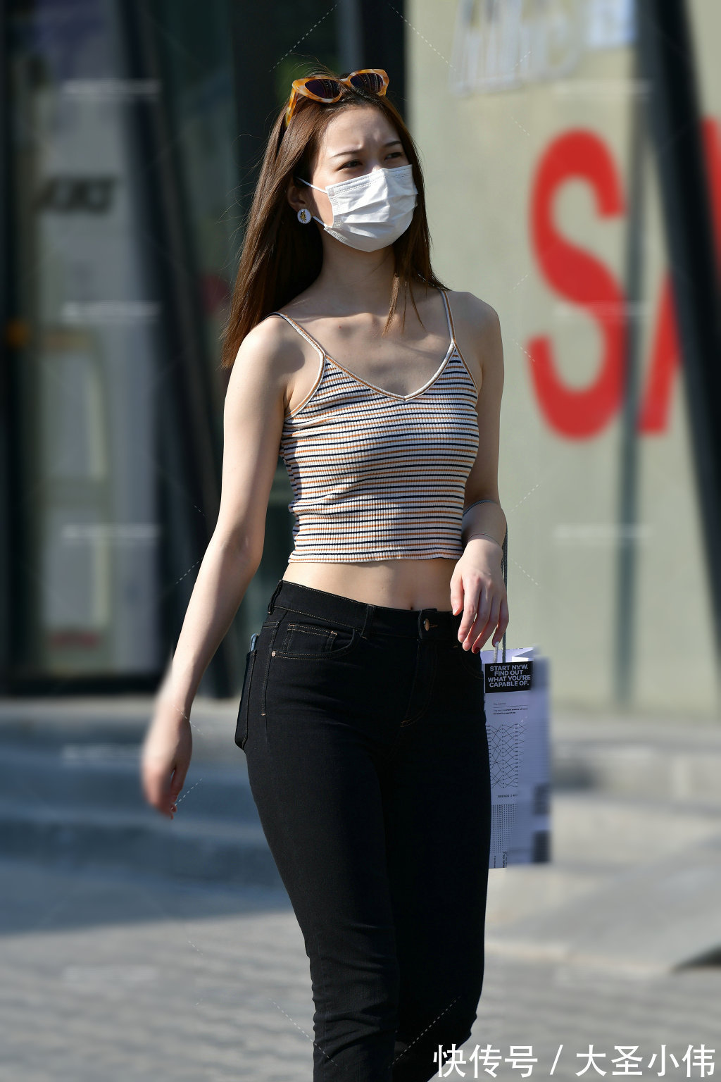 秋天|美女街拍:美女穿搭白色的上衣,搭配浅蓝色的修身连衣裙,风采迷人