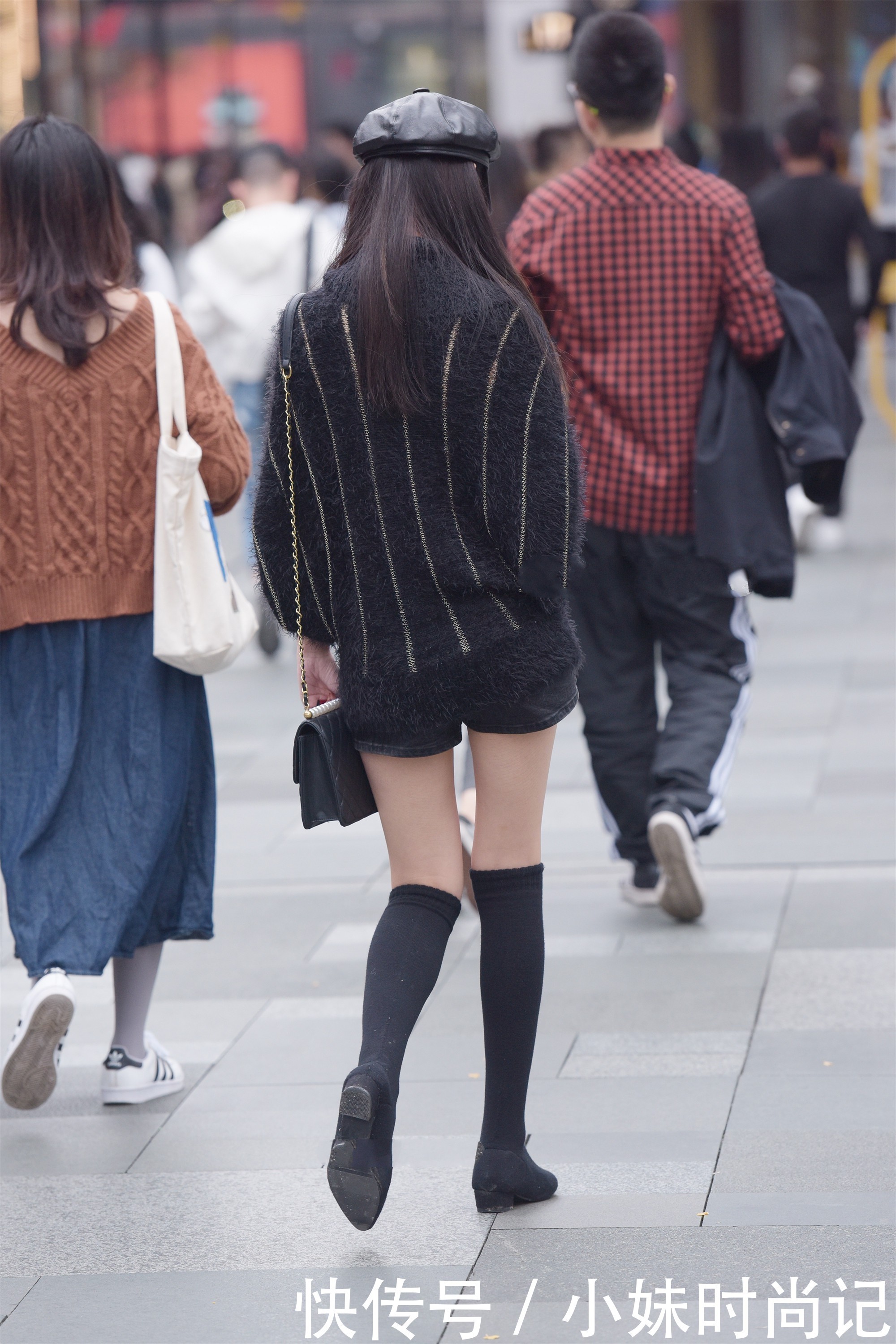 同色|街拍:长款毛衣搭配袜靴, 同色搭配更显高级气质