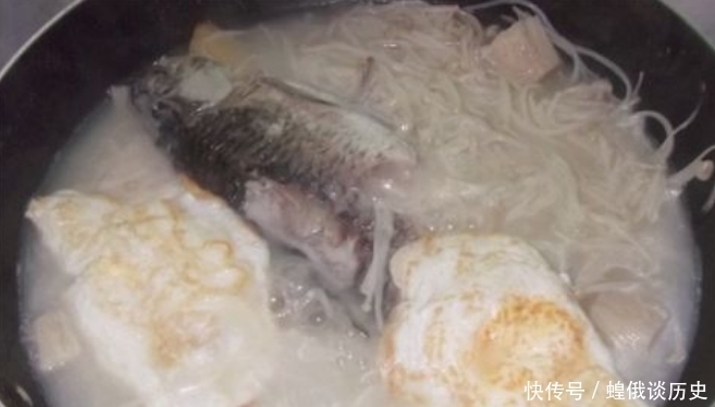 炖鱼汤,别只知道加水,多加一样东西,浓白不腥,一上桌连喝3碗