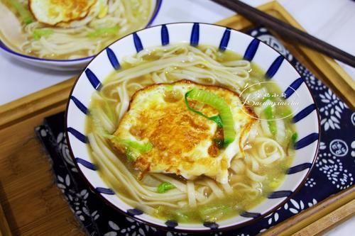 天冷,早餐这样吃,尤其这碗面,健康营养味道好,吃着肠胃舒服