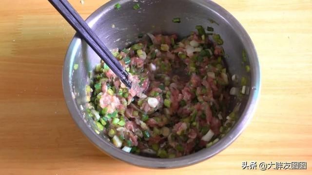 水煎包怎么做才好吃？教你煎出薄薄的脆底，皮薄馅大，肉嫩多汁