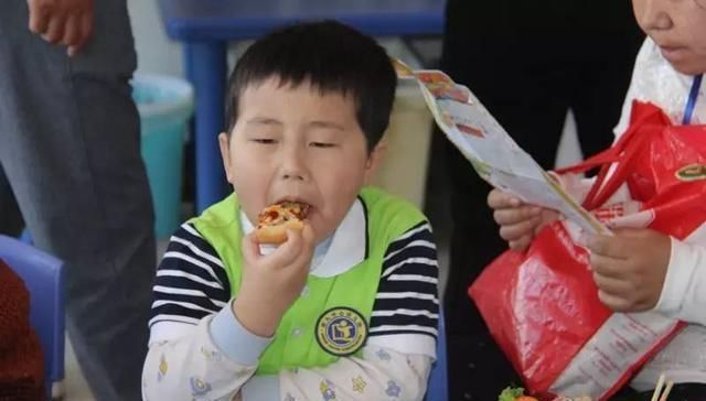 早餐|孩子早餐吃什么既饱腹又养脾胃,躲开3种“毒早餐”就行了