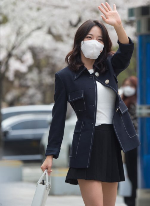 外套 短款百褶裙和休闲外套搭配，金世静俏皮可爱秀美腿