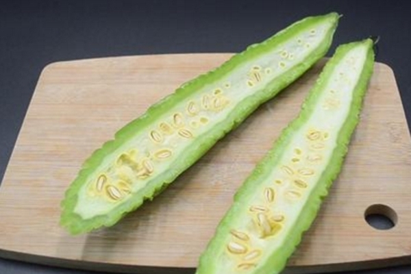 苦瓜营养却难吃只需简单的切掉“苦源”，苦瓜变“香瓜”