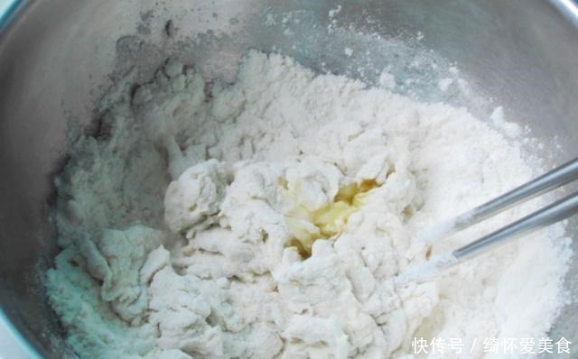 它是天然的碱性食材，女人多吃，嘴巴不臭，头发变黑，皮肤也嫩了