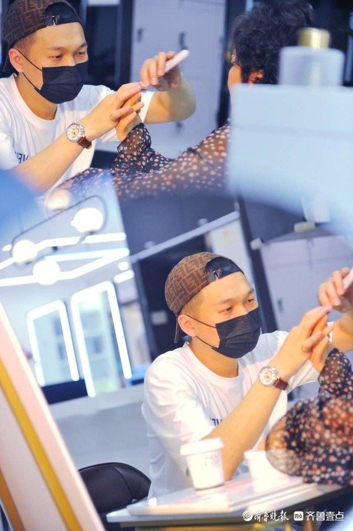 后男|85后男美甲师痴迷指尖16年，把绘画搬到了指甲上