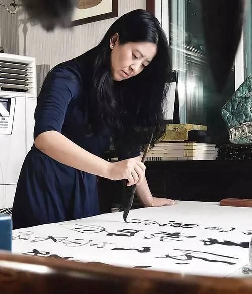 黄惇&张艺谋独家签约的书法家许静,因写字而走红,她书法水平如何呢?