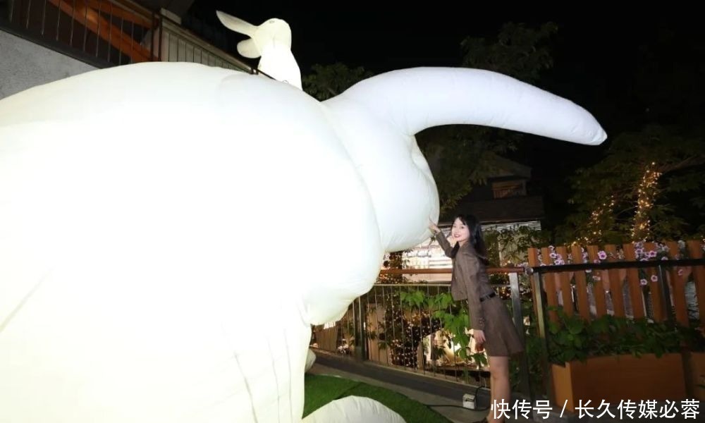 岭南天地|地铁直达看光影艺术,“神秘发光巨兔”华南首展等你来撸兔!