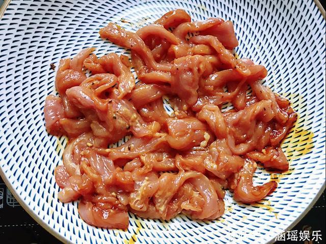 炒肉时，不要简单的用淀粉腌制肉片，加上3种食材，入味又鲜嫩