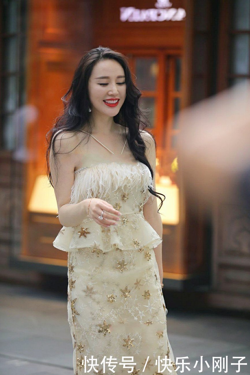 超级自信的80后辣妈，精致优雅又显女人味！