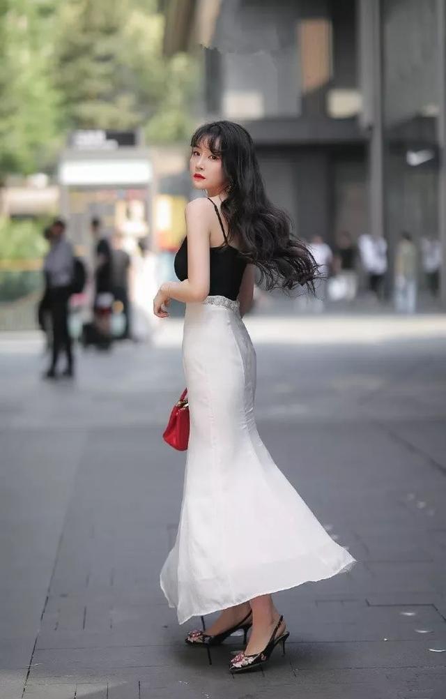 半身裙 小姐姐身穿挂脖的连衣裙,收腰及宽松的裙摆,显高又显瘦