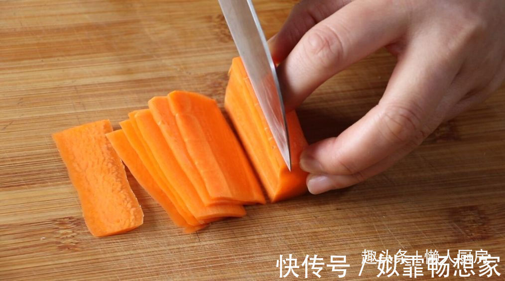 这是海鲜炒米粉的做法,加点它们一起炒,可做菜也可做主食