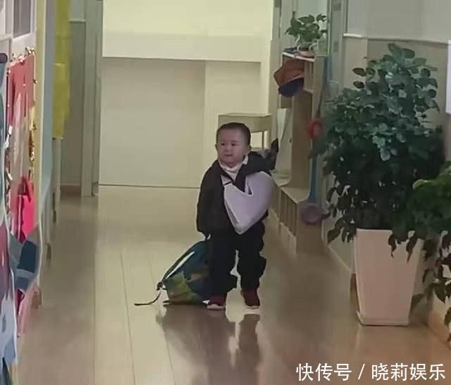 幼儿园|宝宝包扎着手臂上幼儿园,拖书包霸气走姿笑翻网友轻伤不下火线