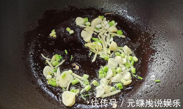 金黄色|5元钱做出的“丝瓜烧豆腐”，很适合热天吃，做法超级简单