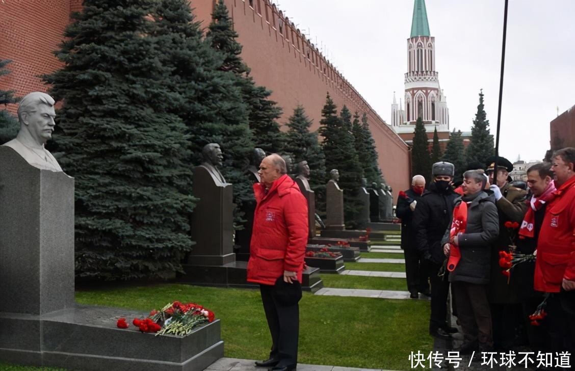 苏联|54%认同十月革命,久加诺夫献花,举苏联列宁旗庆革命103年