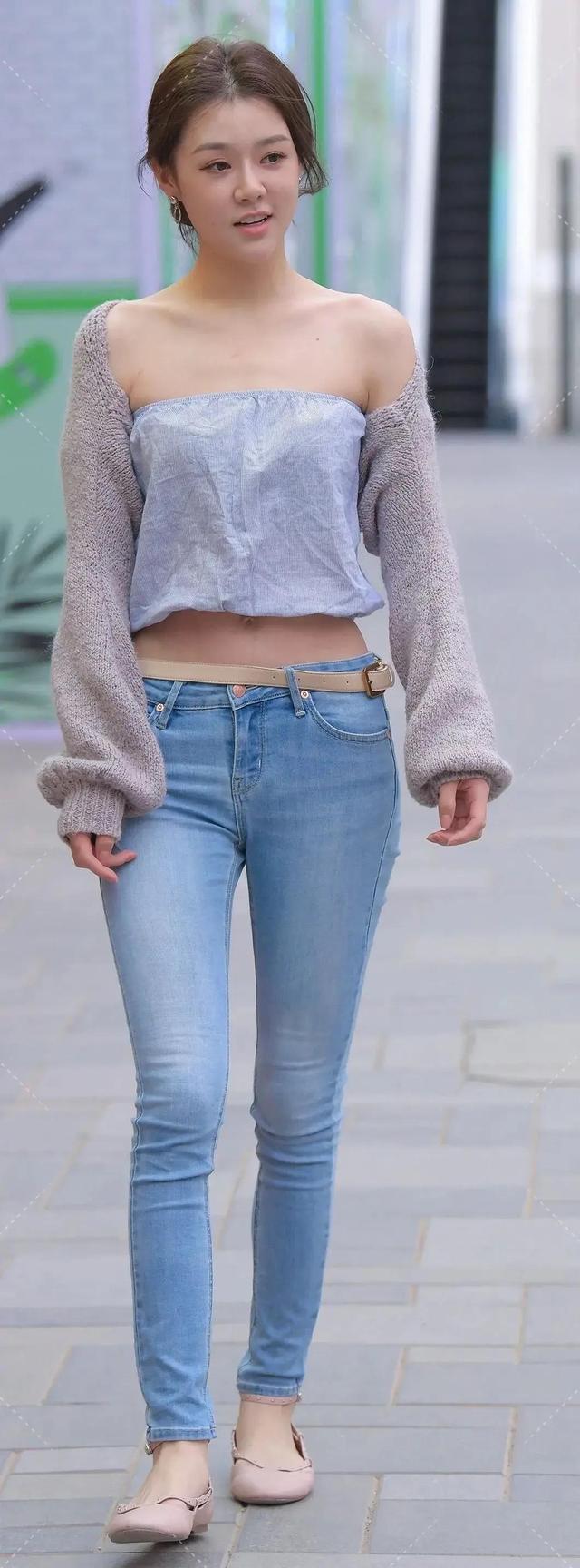 牛仔裤还能这样穿, 时髦又显瘦, 曼妙身姿让人期待, 穿出酒杯腿