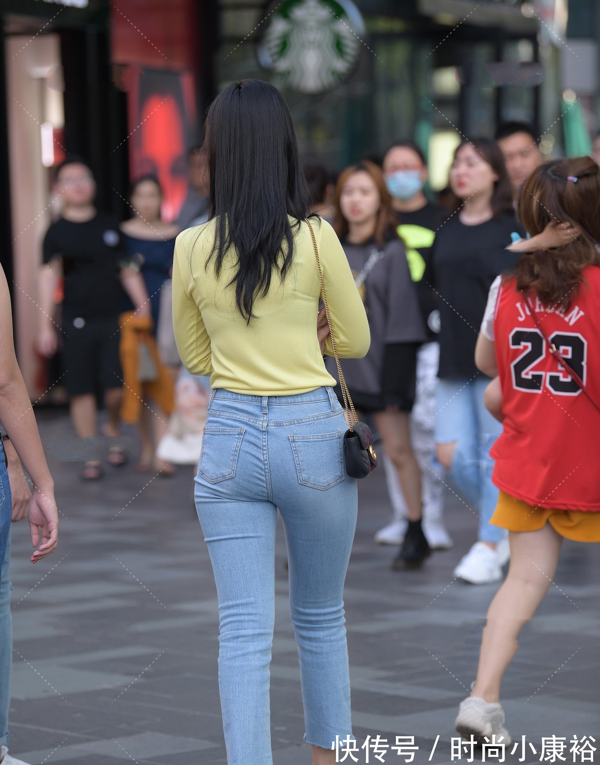 牛仔裤 亮黄色针织衫这样穿，清新雅致明艳动人，展示朝气蓬勃的青春