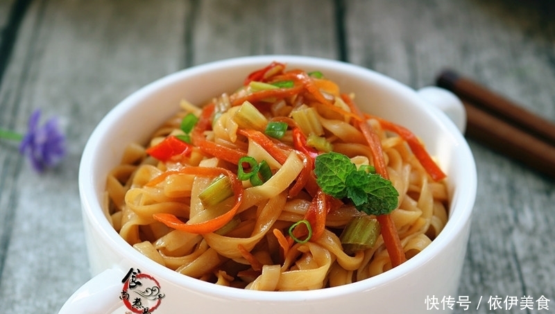 面条此做法,比隔壁面馆的味道还香,特简单,家人问我加了啥?