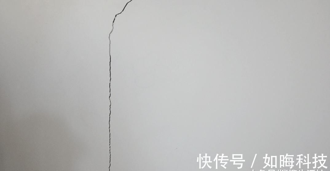 牙膏|家里白墙不仅脏还有裂缝怎么办 用它涂一涂, 墙壁立马焕然一新