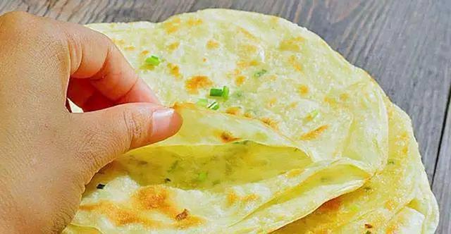 大厨|烙饼时，不能直接放入电饼铛，难怪发硬还不香，大厨教你正确做法