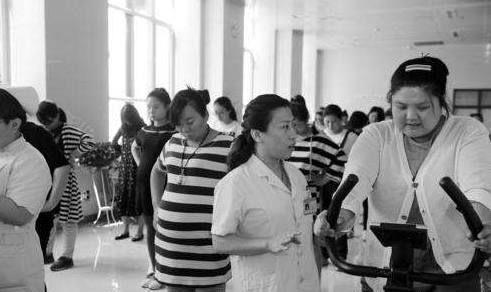 产房|超重产妇产房四道难关后,生下82斤巨婴,手术刀口全是油