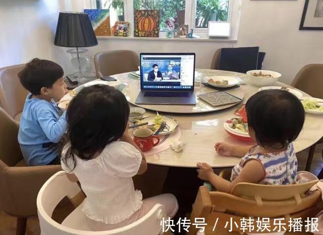 别墅|霍启刚搂孩子看电视，1.5亿别墅装修超普通，客厅空调都发黄了