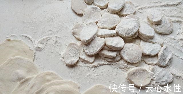 冷天,我常买它包饺子,泡好切碎拌进肉馅里,脆嫩鲜美,吃着真香
