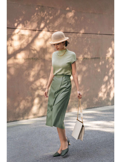 博主三木太“绝”了!同色系穿搭简约又大气,每套搭配都好时髦