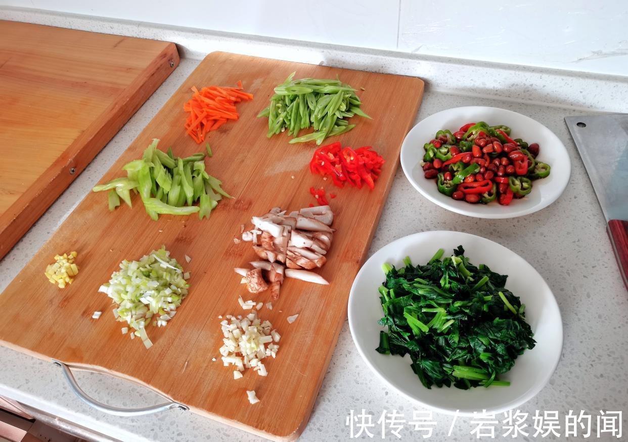 天热我家|天热我家这样吃面条,有肉有菜有面条,拌一拌越吃越香