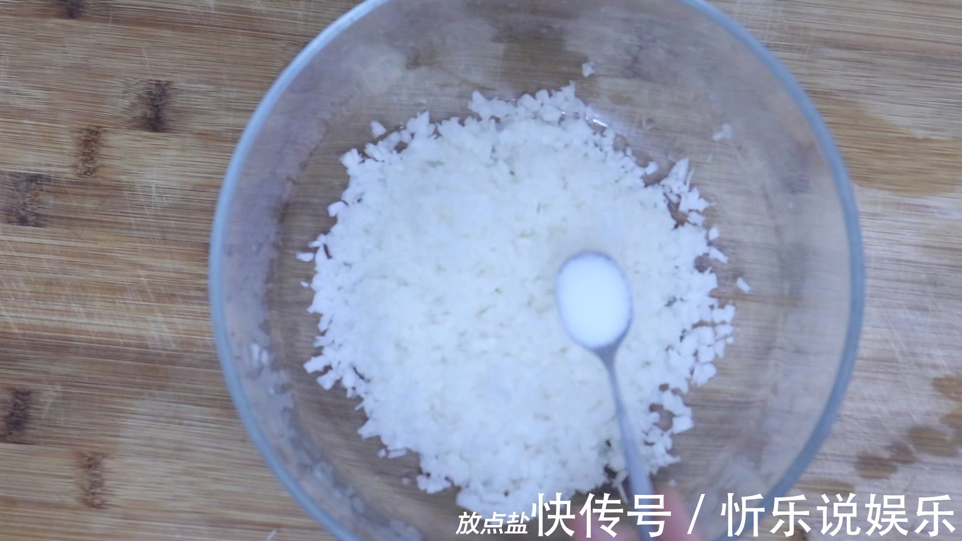 天冷，试试这道白萝卜饼，软糯香甜，挑食的儿子吃嗨了