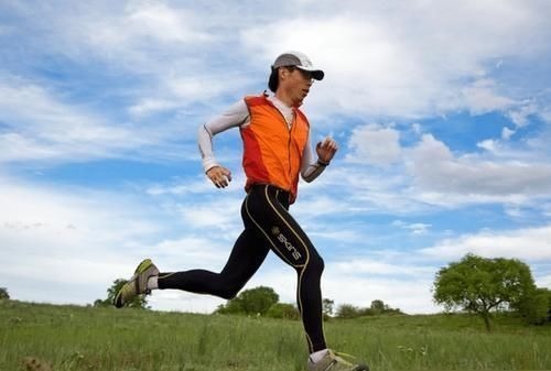 耳机|72岁老人坚持跑步48年“上了瘾” ，头发乌黑被孙辈叫叔叔