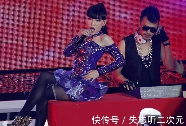 困局|“巨星”吴莫愁困局：从红极一时到“失业”，一手好牌怎么糊的？