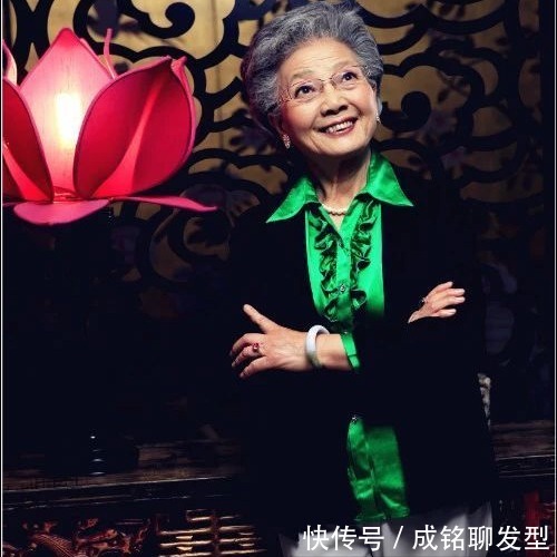 穿搭 她是我见过最有气质的老人,91岁也不服老,发型和穿搭堪比教科书