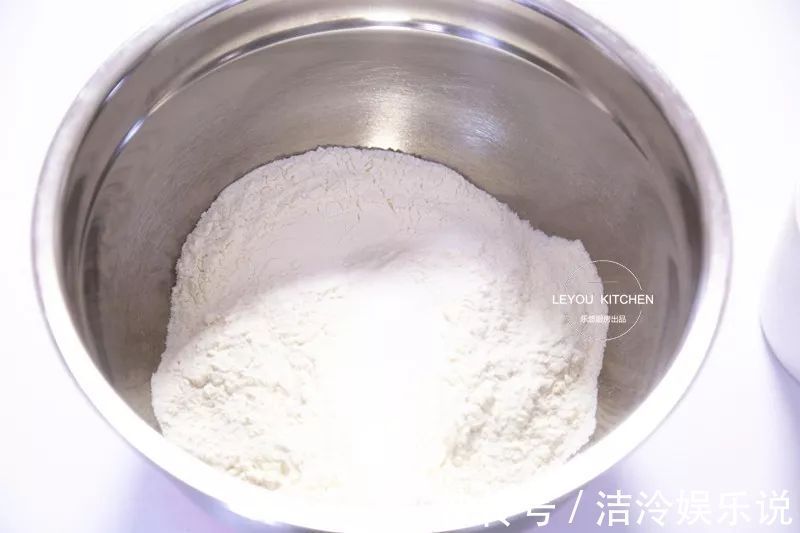 在家做馅饼，和面很重要，照着做馅饼皮薄馅大，放凉了也软软的