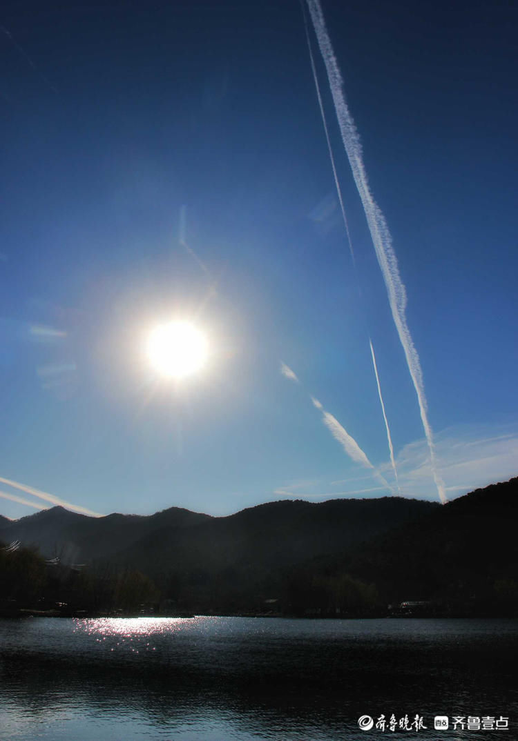 抬头皆是浪漫！泰安彩石溪上空飞机拉线划出美丽风景|情报站| 彩石溪