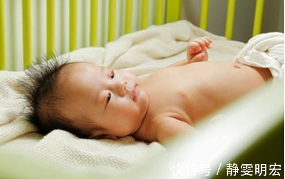 新生儿|新生儿跟父母睡还是单独睡?看完各自的优缺点,再做决定吧