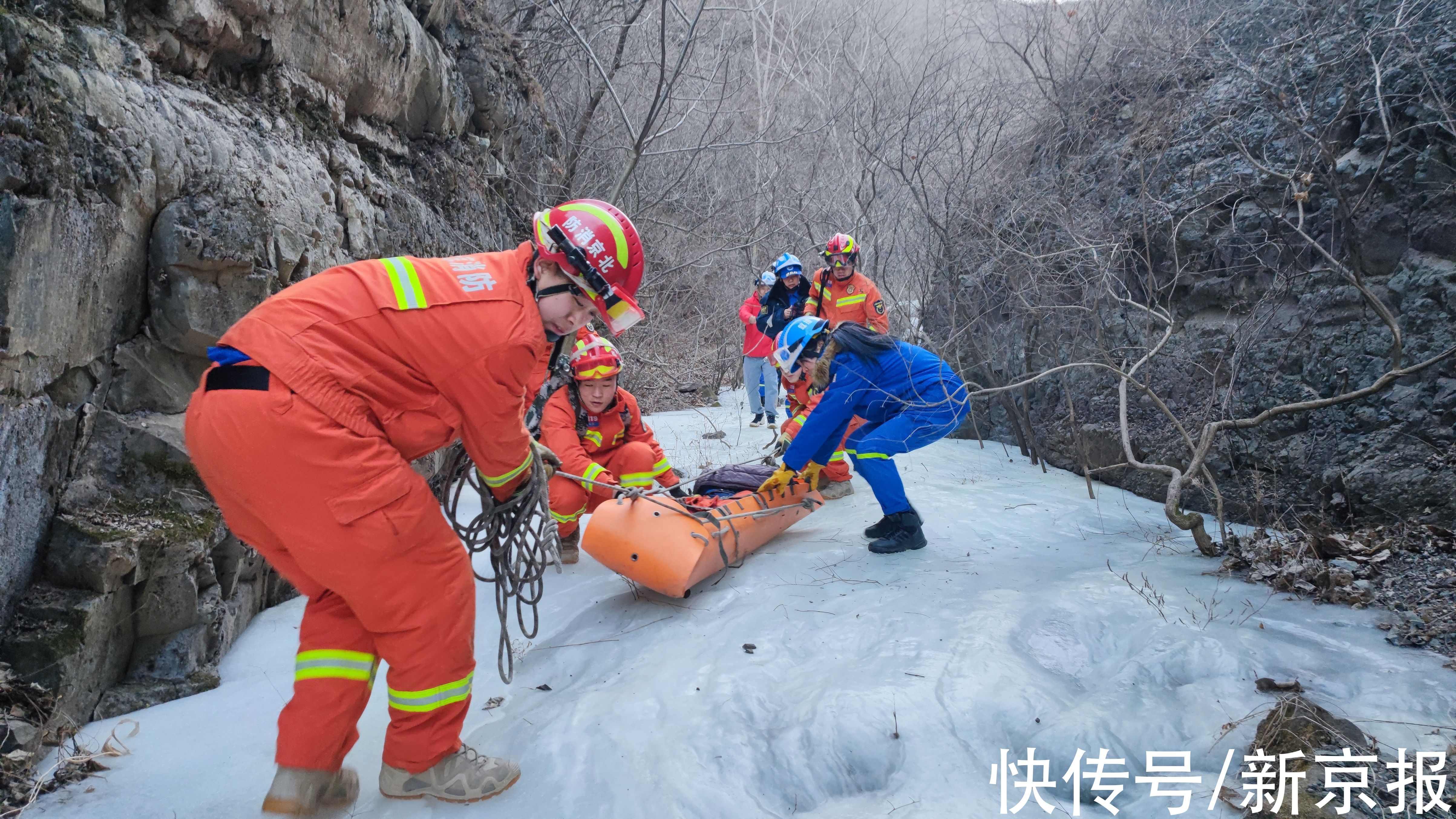 供图|北京一地质教授上山考察时崴脚被困，消防员抬担架将其转运下山