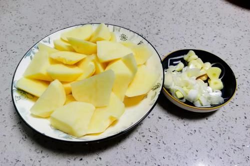 土豆|秋季，别总吃冬瓜茄子，不妨试试它，软糯入味，好吃到不想放筷子