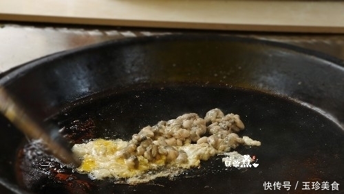 藏身拐角巷弄,一家小破店,只卖两种吃的,排队都排到大街上去了