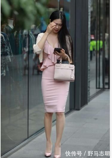 吊带裙|美女穿搭:粉色吊带裙搭配短款开衫, 优雅大气, 气质感十足